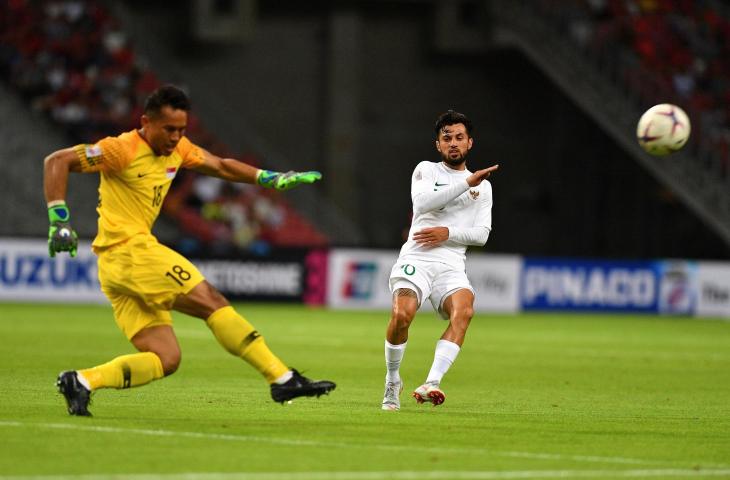 Pemain timnas Indonesia Stefano Lilipaly (kanan) berhadapan dengan penjaga gawang timnas Singapura Hassan Abdullah Sunny dalam penyisihan grub B Piala AFF 2018 di Stadion Nasional Singapura, Jumat (9/11/2018). (ANTARA FOTO/Sigid Kurniawan)