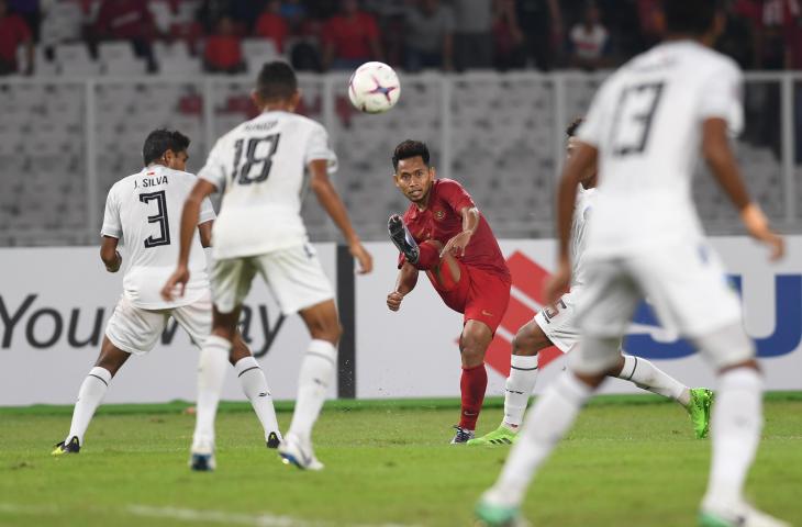 Pemain Timnas Indonesia Andik Vermansah (tengah) menendang bola ketika dibayangi sejumlah pemain Timor Leste dalam laga lanjutan Piala AFF 2018 di Stadion Utama Gelora Bung Karno, Jakarta, Selasa (13/11/2018). Indonesia menang dengan skor 3-1. (ANTARA FOTO/Akbar Nugroho Gumay)