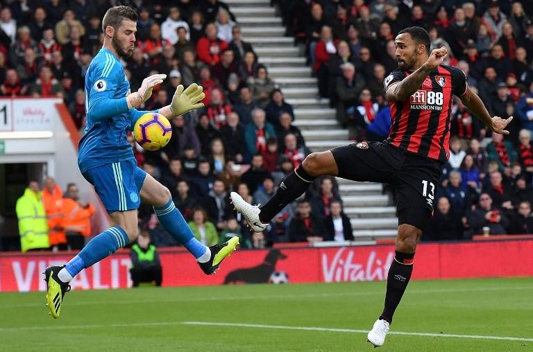 Aksi David de Gea menghentikan tendangan dari pemain Bournemouth pada 3 November 2018 (Ben Stansall/AFP)