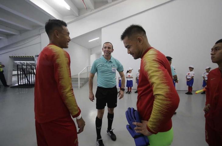 Pemain Timnas Indonesia, Hansamu Yama dan Andritany Ardhiyasa berbincang dengan wasit sebelum pertandingan melawan Timor Leste di Piala AFF 2018, Selasa (13/11/2018) (AFF)