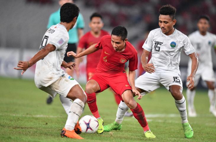 Pemain timnas Indonesia Evan Dimas (tengah) menggiring bola dibayangi pemain timnas Timor Leste Joao Pedro Da Silva Freitas (kiri) dan Armindo Correia De Almeida dalam pertandingan penyisihan grup B Piala AFF 2018 di Stadion Utama Gelora Bung Karno, Jakarta, Selasa (13/11/2018). Indonesia menang 3-1. (ANTARA FOTO/Sigid Kurniawan)