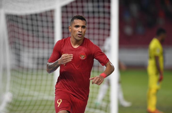 Pemain Timnas Indonesia Alberto Goncalves berselebrasi usai mencetak gol ke gawang Timor Leste dalam laga lanjutan Piala AFF 2018 di Stadion Utama Gelora Bung Karno, Jakarta, Selasa (13/11/2018). Indonesia menang dengan skor 3-1. (ANTARA FOTO/Akbar Nugroho Gumay)