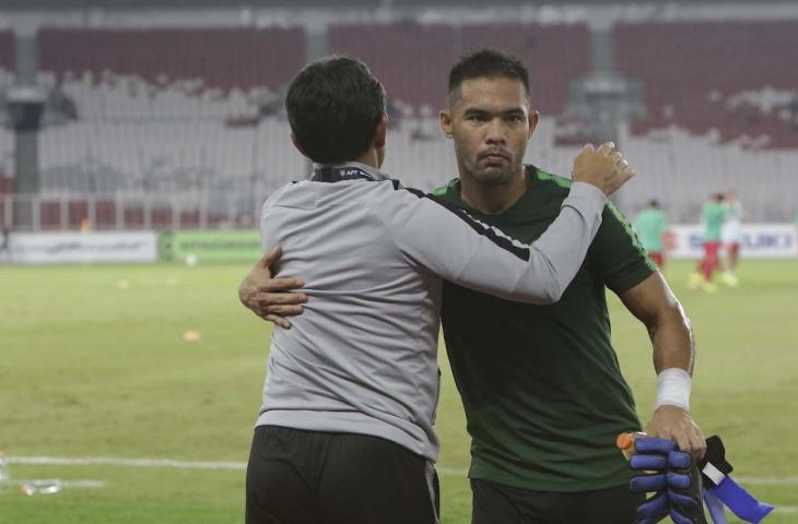 Pelatih Timnas Indonesia, Bima Sakti memeluk Kiper, Andritany Ardhiyasa usai melakukan pemasan sebelum melawan Timor Leste di Piala AFF 2018 (AFF)