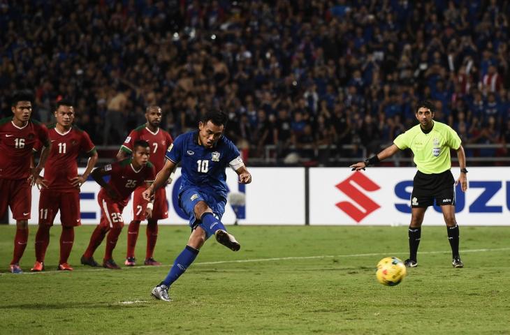 Pemain Timnas Thailand, Teerasil Dangda mencetak gol penalti ke gawang Timnas Indonesia pada final Piala AFF 2016 di Stadion Rajamangala, Bangkok (17/12/2016) (AFP)