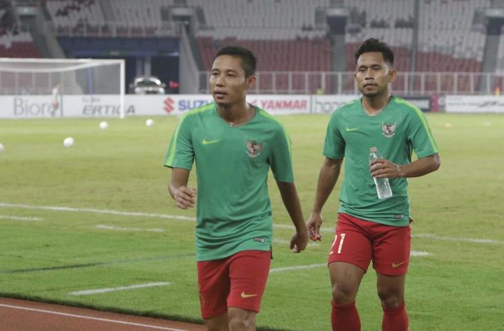 Pemain Timnas Indonesia, Evan Dimas Darmono dan Andik Vermansah usai melakukan pemasan sebelum melawan Timor Leste di Piala AFF 2018. (AFF)