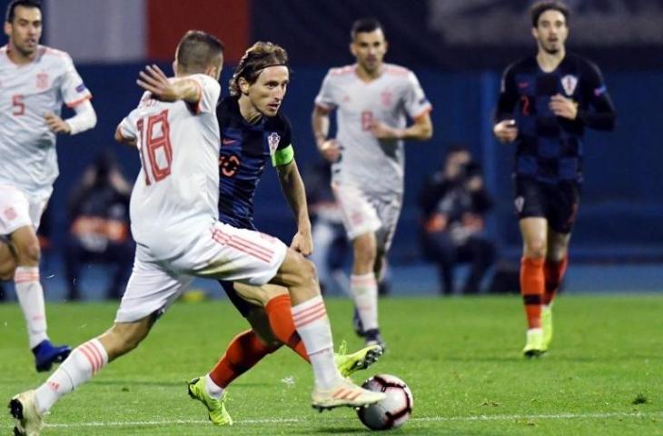 Luka Modric berusaha melewati kawalan dari Jordi Alba di ajang UEFA Nations League pada 15 November 2018 (AFP)