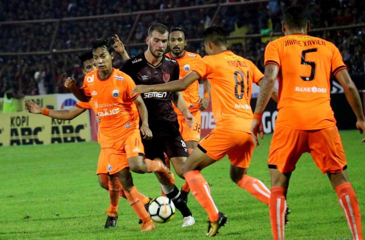 Pemain PSM Makassar Willem Jan Pluim (tengah) berusaha melewati pemain Persija Jakarta dalam lanjutan Liga 1 di Stadion Andi Mattalatta, Makassar, Sulawesi Selatan, Jumat (16/11/2018). Pertandingan antara tuan rumah PSM Makassar dengan Persija Jakarta berakhir imbang 2-2. (ANTARA FOTO/Abriawan Abhe)