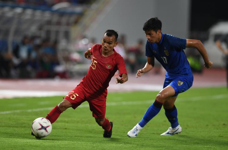 Pemain Timnas Indonesia Riko Simanjuntak (kiri) berebut bola dengan Pemain Thailand Tanaboon Kesarat (kanan) dalam laga lanjutan Piala AFF 2018 di Stadion Nasional Rajamangala, Bangkok, Thailand, Sabtu (17/11/2018). Indonesia dikalahkan tuan rumah Thailand dengan skor 4-2. (ANTARA FOTO/Akbar Nugroho Gumay)