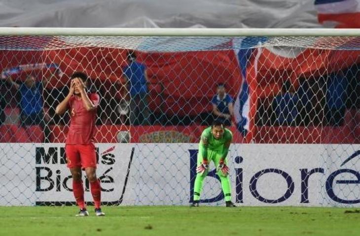 Sejumlah pesepak bola Indonesia meluapkan kekecewaan setelah gawang Indonesia dibobol Thailand dalam laga lanjutan Piala AFF 2018 di Stadion Nasional Rajamangala, Bangkok, Thailand, Sabtu (17/11/2018). Indonesia dikalahkan tuan rumah Thailand dengan skor 4-2. ANTARA FOTO/Akbar Nugroho Gumay/kye.