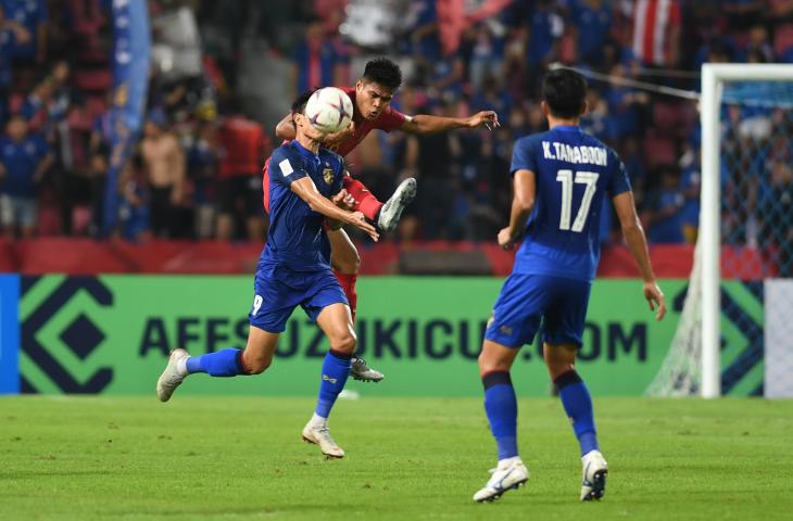 Pemain Timnas Indonesia Fachruddin (kanan) berebut bola dengan Pemain Thailand Adisak Kraisom (kiri) dalam laga lanjutan Piala AFF 2018 di Stadion Nasional Rajamangala, Bangkok, Thailand, Sabtu (17/11/2018). Indonesia dikalahkan tuan rumah Thailand dengan skor 4-2. (ANTARA FOTO/Akbar Nugroho Gumay)