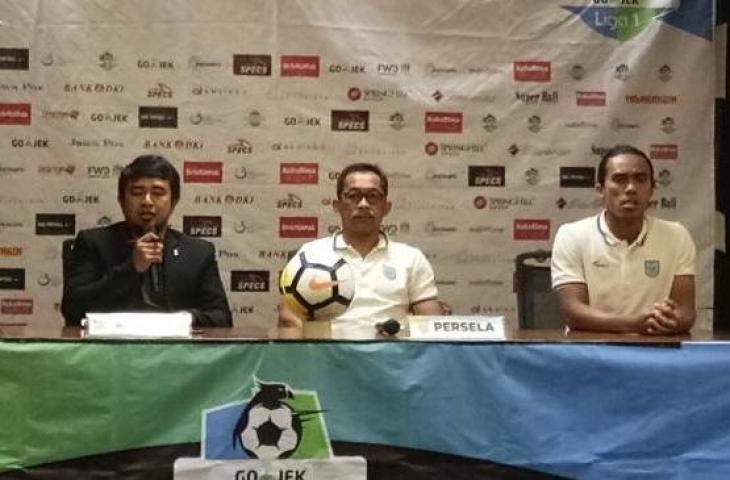 Pelatih Persela Lamongan Aji Santoso (tengah) dalam jumpa pers sehari jelang laga melawan Persija Jakarta di Stadion Utama Gelora Bung Karno (SUGBK), Senayan, Jakarta. [Suara.com/Adie Prasetyo]