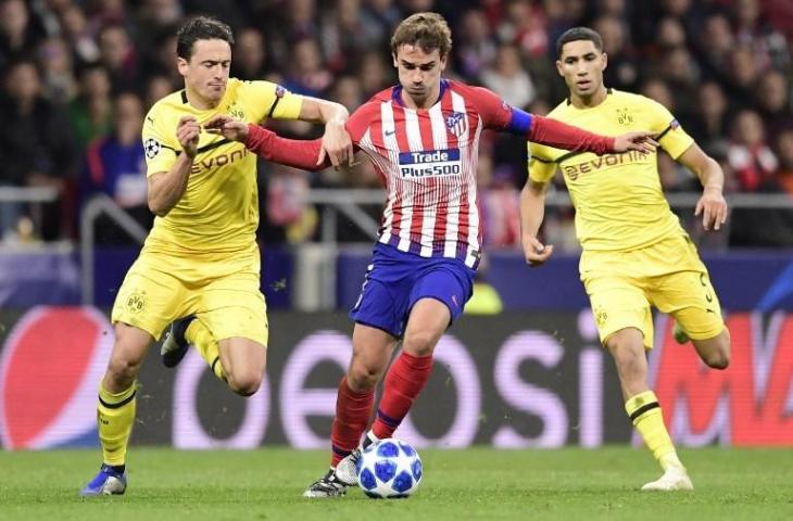 Antoine Griezmann menggiring bola saat melawan Borussia Dortmund di Liga Champions pada 6 November 2018 (Javier Soriano/AFP)