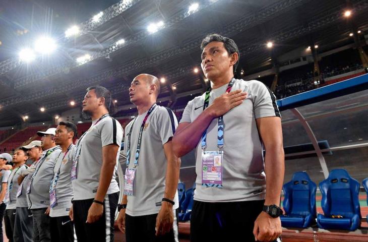 Pelatih Timnas Indonesia, Bima Sakti dan Kurniawan Dwi Yulianto saat melawan Thailand di Piala AFF 2018 di Stadion Rajamanggala, Thailand, Sabtu (17/11/2018) (AFF)