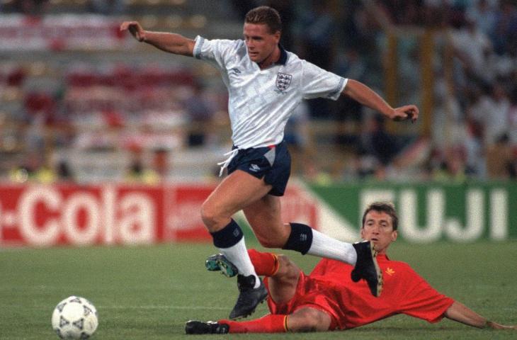 Pemain Timnas Inggris, Paul Gascoigne melewati pemain Belgia, Franky Van Der Elst pada babak kedua Piala Dunia 1990 di Bologna, Italia (AFP)