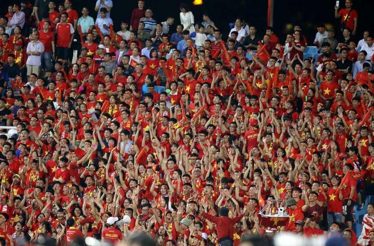 Suporter Vietnam saat menyaksikan laga Vietnam vs Malaysia di Stadion My Dhin di Piala AFF 2018 (AFF)