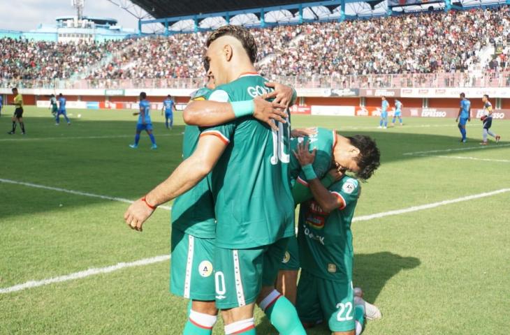 Penyerang PSS Sleman, Cristian Gonzales melakukan selebrasi sujud syukur usai mencetak gol ke gawang Persiraja Banda Aceh. PSS Sleman menjamu Persiraja Banda Aceh dalam laga terakhir Grup B babak delapan besar Liga 2 2018 di Stadion Maguwoharjo, Rabu (21/11/2018). [Stephanus Aranditio/chatwithamelia.xyz]