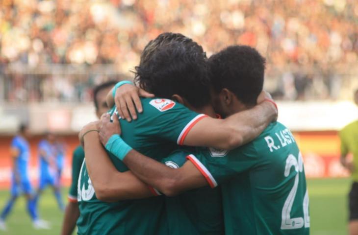 Para pemain PSS Sleman merayakan kemenangan besar atas tamunya Persiraja Banda Aceh di laga pamungkas Grup B Babak 8 Besar Liga 2 2018. Dalam laga yang digelar di Stadion International Maguwoharjo, PSS Sleman menang 5-0 atas Persiraja Banda Aceh, Rabu (21/11/2018). [Stephanus Aranditio/chatwithamelia.xyz]