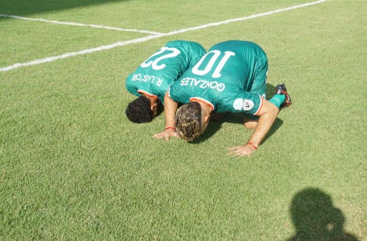 Penyerang PSS Sleman, Cristian Gonzales melakukan selebrasi sujud syukur usai mencetak gol ke gawang Persiraja Banda Aceh. PSS Sleman menjamu Persiraja Banda Aceh dalam laga terakhir Grup B babak 8 besar Liga 2 2018 di Stadion Maguwoharjo, Rabu (21/11/2018). [Stephanus Aranditio/chatwithamelia.xyz]