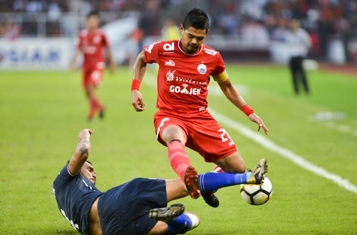 Pemain Persija Jakarta Bambang Pamungkas (kanan) berebut bola dengan Pemain Persela Lamongan Wallace Costa (kiri) dalam pertandingan lanjutan Liga 1 Indonesia di Stadion Utama Gelora Bung Karno, Jakarta, Selasa (20/11/2018). Persija Jakarta mengalahkan Persela Lamongan dengan skor 3-0. (ANTARA FOTO/Galih Pradipta)