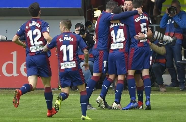 Di bagian punggung jersey Eibar tersebut terdapat dukungan untuk Indonesia. Eibar menang telak 3-0 atas tamunya Real Madrid di laga lanjutan La Liga, Sabtu (24/11/2018). [ANDER GILLENEA / AFP]