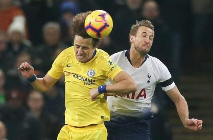 Bek Chelsea, David Luiz berebut bola dengan penyerang Tottenham Hotspur, Harry Kane. Dalam laga lanjutan Liga Primer Inggris yang dihelat di Wembley Stadium, Minggu (25/11/2018), Tottenham Hotspur tumbangkan Chelsea dengan skor 3-1. [DANIEL LEAL-OLIVAS / AFP]