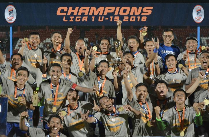 Sejumlah Pemain Persib Bandung U-19 mengangkat piala juara Final Liga 1 U-19 2018 di Stadion Kapten I Wayan Dipta, Gianyar, Bali, Senin (26/11/2018). Persib berhasil menjadi juara Liga 1 U-19 2018 usai mengalahkan Persija Jakarta U-19 dengan skor 1-0. (ANTARA FOTO/Fikri Yusuf)