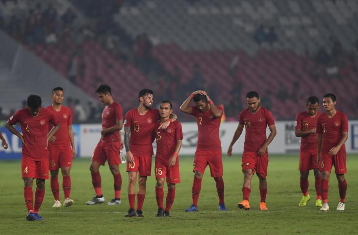 Pemain Timnas Indonesia berjalan meninggalkan lapangan usai laga lanjutan Piala AFF 2018 melawan Filipina di Stadion Gelora Bung Karno, Jakarta, Minggu (25/11/2018). Pertandingan berakhir dengan skor 0-0 (ANTARA FOTO/Akbar Nugroho Gumay)