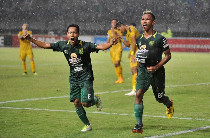 Pemain Persebaya Surabaya Osvaldo Haay (kanan) bersama rekannya Misbakus Solikin melakukan selebrasi usai mencetak gol ke gawang Bhayangkara FC dalam lanjutan Liga 1 Indonesia di Stadion Gelora Bung Tomo (GBT) Surabaya, Jawa Timur, Senin (26/11/2018). Persebaya Surabaya kalahkan Bhayangkara FC dengan skor 1-0. (ANTARA FOTO/M Risyal Hidayat)