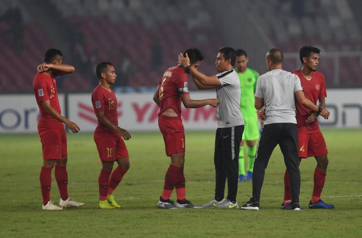 Pelatih Timnas Indonesia Bima Sakti (tengah) saat di Piala AFF 2018 melawan Filipina di Stadion Gelora Bung Karno, Jakarta, Minggu (25/11/2018). Pertandingan berakhir dengan skor 0-0 (ANTARA FOTO/Akbar Nugroho Gumay)