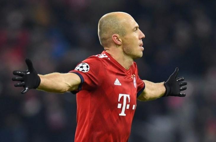 Selebrasi Arjen Robben kala menjebol gawang Benfica. (Christof Stache/AFP).