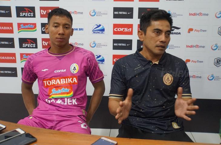 Pelatih PSS Sleman, Seto Nurdiantoro dan Kiper, Ega Rizky saat jumpa pers usai dipastikan promosi ke Liga 1 2019 (Stephanus Aranditio/chatwithamelia.xyz)