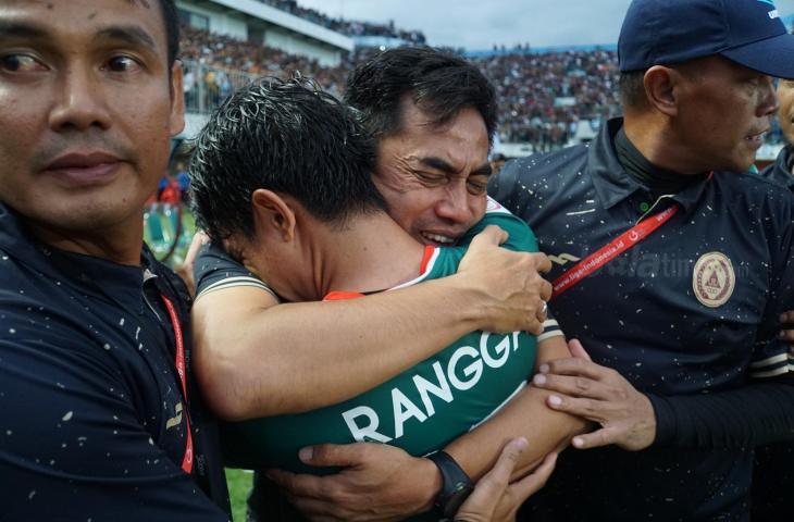 Pelatih PSS Sleman, Seto Nurdiantoro dan Rangga Muslim menangis haru usai PSS Sleman dipastikan promosi ke Liga 1 2019 (Stephanus Aranditio/chatwithamelia.xyz)