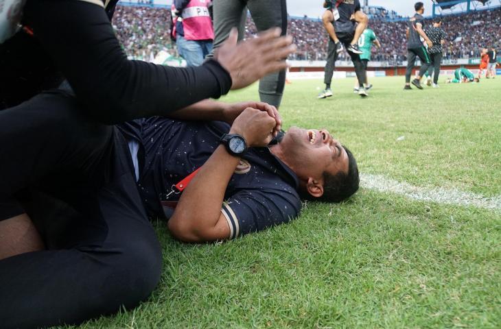 Pelatih PSS Sleman, Seto Nurdiantoro menangis haru usai PSS Sleman dipastikan promosi ke Liga 1 2019 (Stephanus Aranditio/chatwithamelia.xyz)