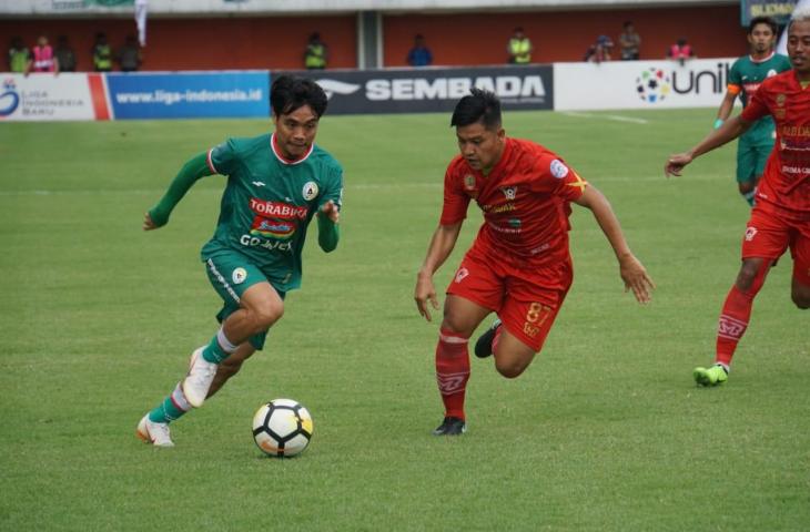 Pemain PSS Sleman, Hamdan Zamzani berebut bola dengan pemain Kalteng Putra, Yericho Christiantoko pada laga leg kedua semifinal Liga 2 yang dihelat di Stadion International Maguwoharjo, Sleman, Rabu (28/11/2018). [Stephanus Aranditio/chatwithamelia.xyz]