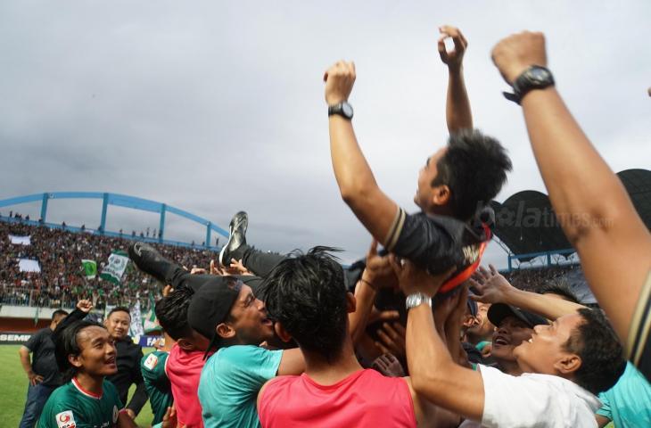 Pelatih PSS Sleman, Seto Nurdiantoro diangkat oleh para pemain usai PSS Sleman dipastikan promosi ke Liga 1 2019 (Stephanus Aranditio/chatwithamelia.xyz)