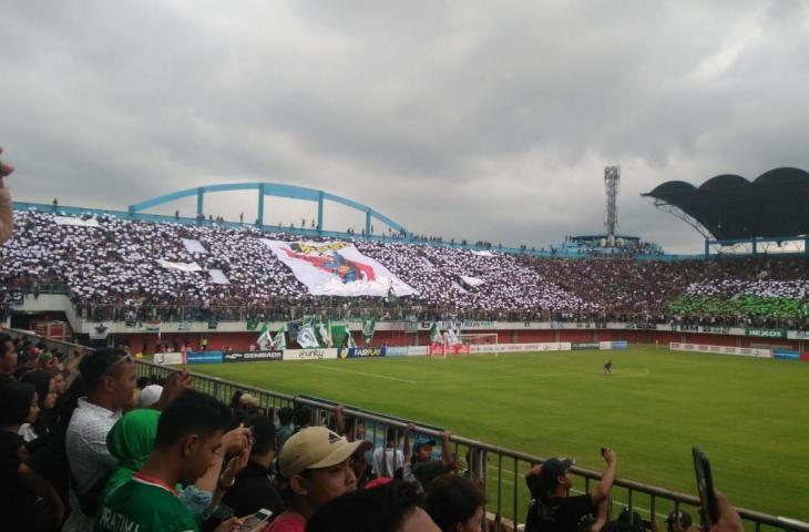 Koreografi Sleman Fans untuk PSS Sleman. [Andiarsa Nata/chatwithamelia.xyz]