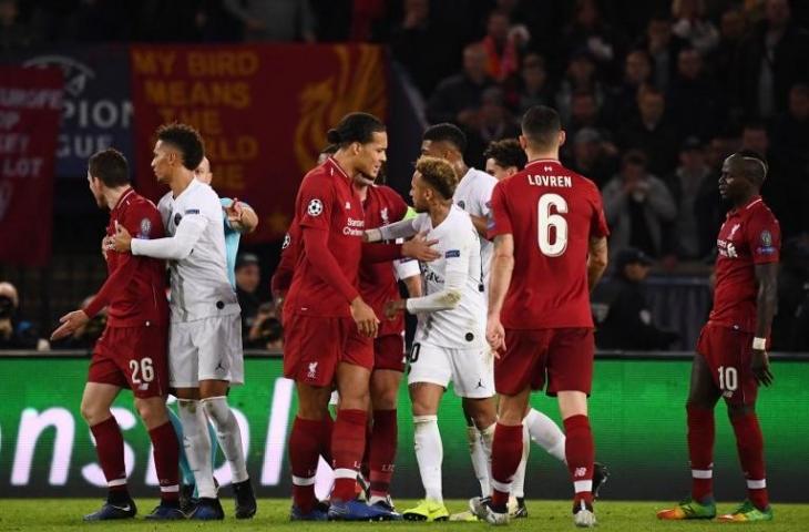 Para pemain Liverpool terlihat bentrok dengan pemain PSG pada 28 November 2018 (Franck Fife/AFP)