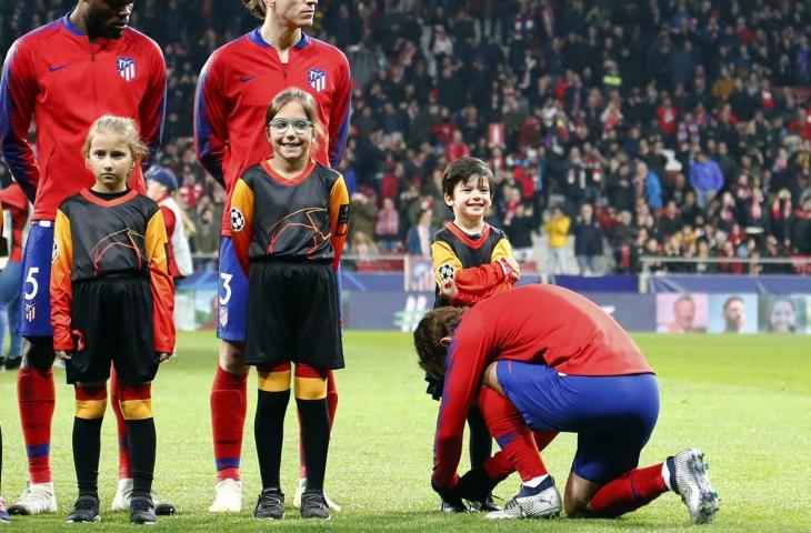 Momen Antoine Griezmann mengikat tali sepatu maskotnya (@atletienglish/Twitter)