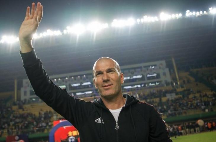 Zinedine Zidane melambaikan tangan saat di berada sebuah acara yang berlangsung di Chinese University of Football Association di Guangzhou pada 30 November 2018 (AFP)