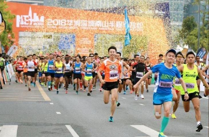 Pelari maraton di ajang Shenzhen Half Marathon (@XHSports/Twitter)