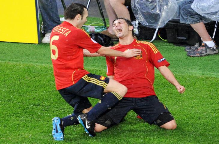 Pemain Timnas Spanyol Andres Iniesta dan David Villa (AFP)