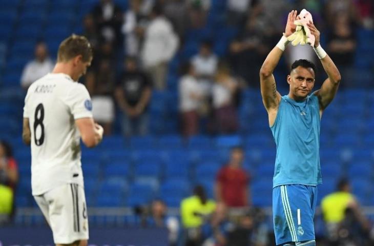 Keylor Navas merayakan kemenangan saat melawan AS Roma di Liga Champons  pada 19 September 2018 (Gabriel Bouys/AFP)