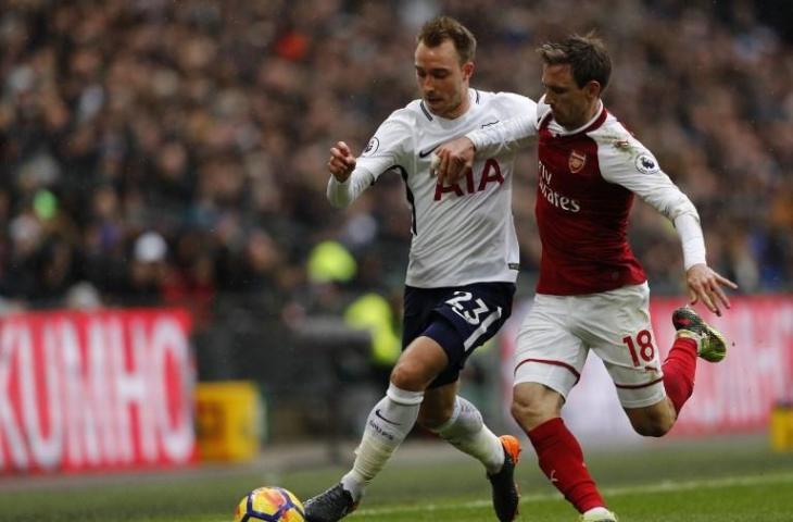 Pemain bertahan Arsenal, Nacho Monreal berebut bola dengan penyerang Tottenham Hotspur, Christian Eriksen dalam laga derby London Utara edisi 10 Februari 2018 lalu. [ADRIAN DENNIS / AFP]