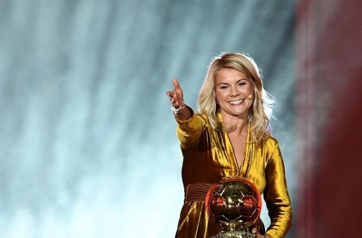 Pemain Olympique Lyon, Ada Hegerberg saat menerima penghargaan Ballon d'Or 2018 pada 3 Desember 2018 (Franck Fife/AFP)