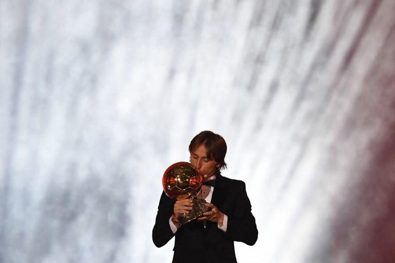 Gelandang Real Madrid, Luka Modric saat menerima penghargaan Ballon d'Or 2018 pada 3 Desember (Franck Fife/AFP)