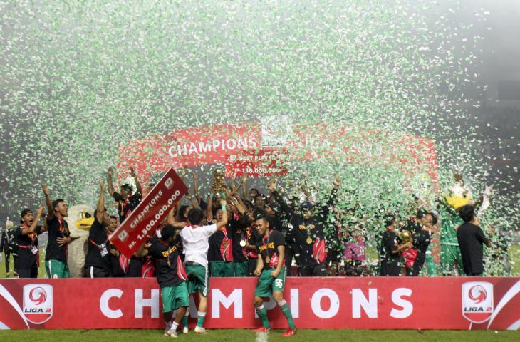 Pemain PSS Sleman melakukan selebrasi kemenangan setelah mengalahkan Semen Padang pada laga final Liga 2 2018 di Stadion Pakansari, Bogor, Jawa Barat, Selasa (4/12/2018). Dalam laga tersebut PSS Sleman menang dengan skor 2-0, dan menjadi juara Liga 2 Indonesia. (ANTARA FOTO/Yulius Satria Wijaya)