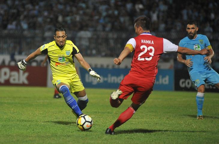 Pemain Persela Lamongan Dwi Kuswanto (kiri) berusaha menghentikan bola dari Pemain Arema FC Hamka Hamzah (kanan) dalam lanjutan Liga 1 Indonesia di Stadion Surajaya, Lamongan, Jawa Timur, Jumat (16/11/2018). Persela menang atas Arema FC dengan skor 4-0. (ANTARA FOTO/M Risyal Hidayat)