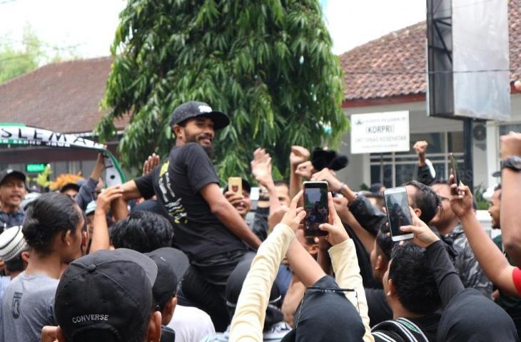 Pemain PSS Sleman, Rifal Lastori saat diangkat oleh para suporter (Andiarsa Nata/chatwithamelia.xyz)