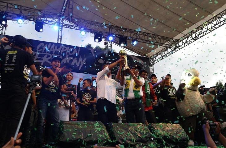 Manajer PSS Sleman, Sismantoro dan Bupati Sleman, Sri Purnomo saat mengangkat Piala Liga 2 (Andiarsa Nata/chatwithamelia.xyz)