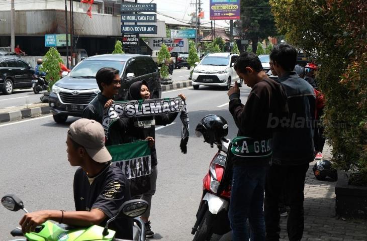 Suporter PSS Sleman saat menanti para pemain kebanggan mereka di pinggir Jalan Magelang (Andiarsa Nata/chatwithamelia.xyz)